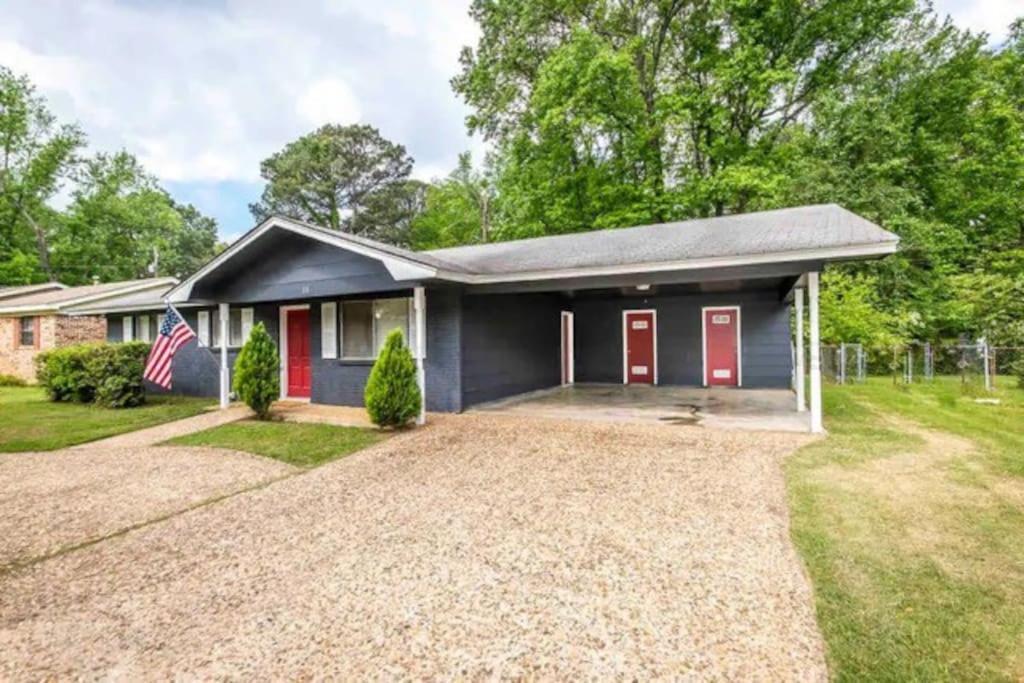 Cheerful 3 Bedroom 2ba In Great Neighborhood! *