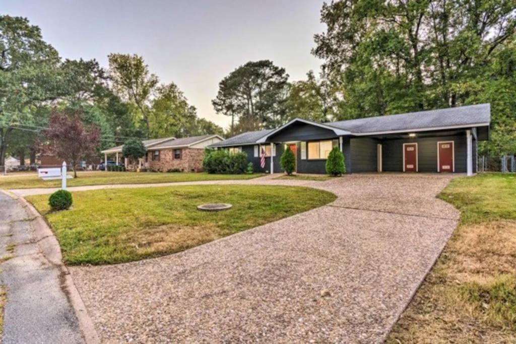 Cheerful 3 Bedroom 2ba In Great Neighborhood! *