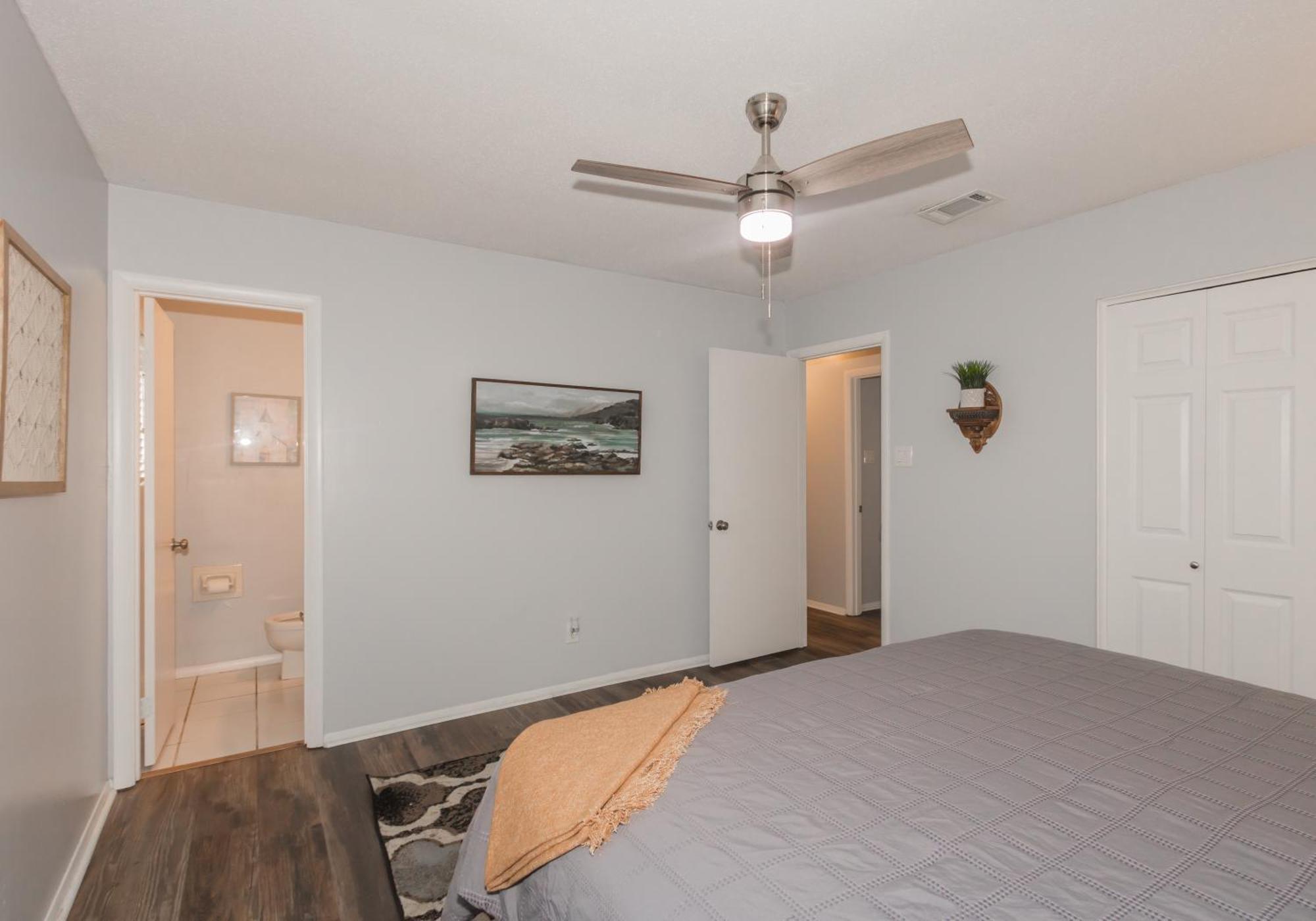 Cheerful 3 Bedroom 2ba In Great Neighborhood! *