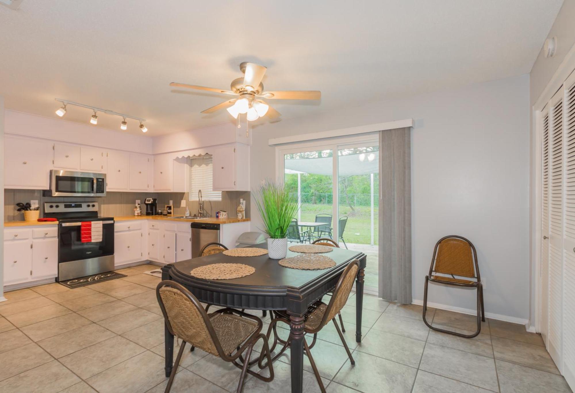 Cheerful 3 Bedroom 2ba In Great Neighborhood! *