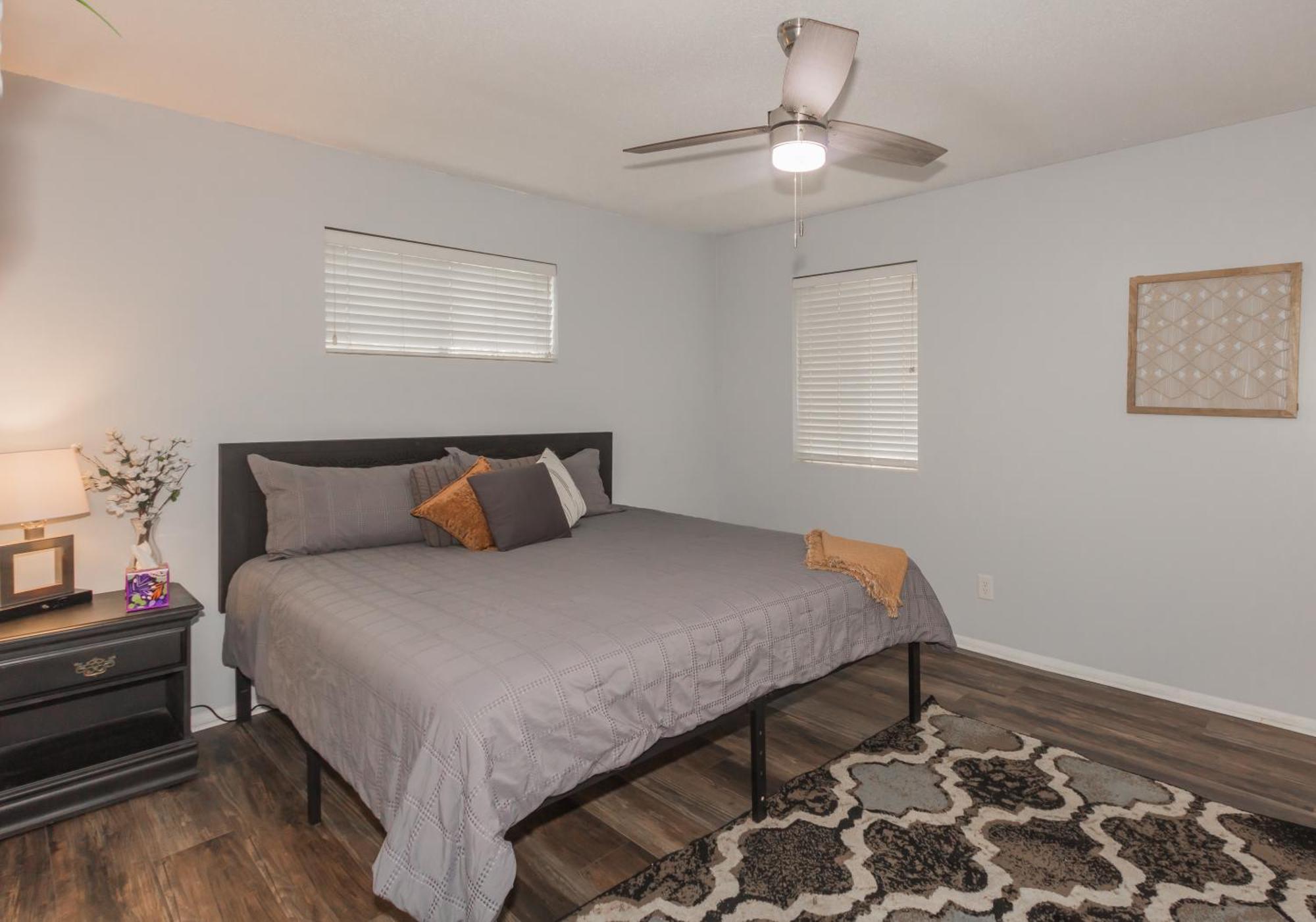 Cheerful 3 Bedroom 2ba In Great Neighborhood! *