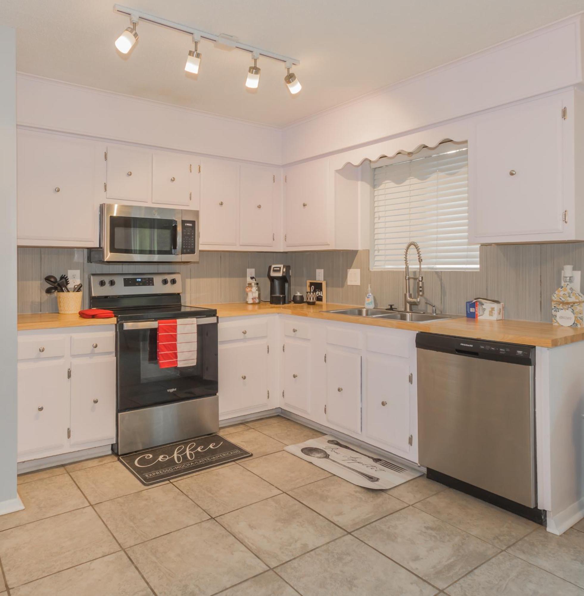 Cheerful 3 Bedroom 2ba In Great Neighborhood!